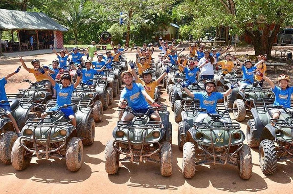 un folto gruppo di bambini in sella a quad e quad