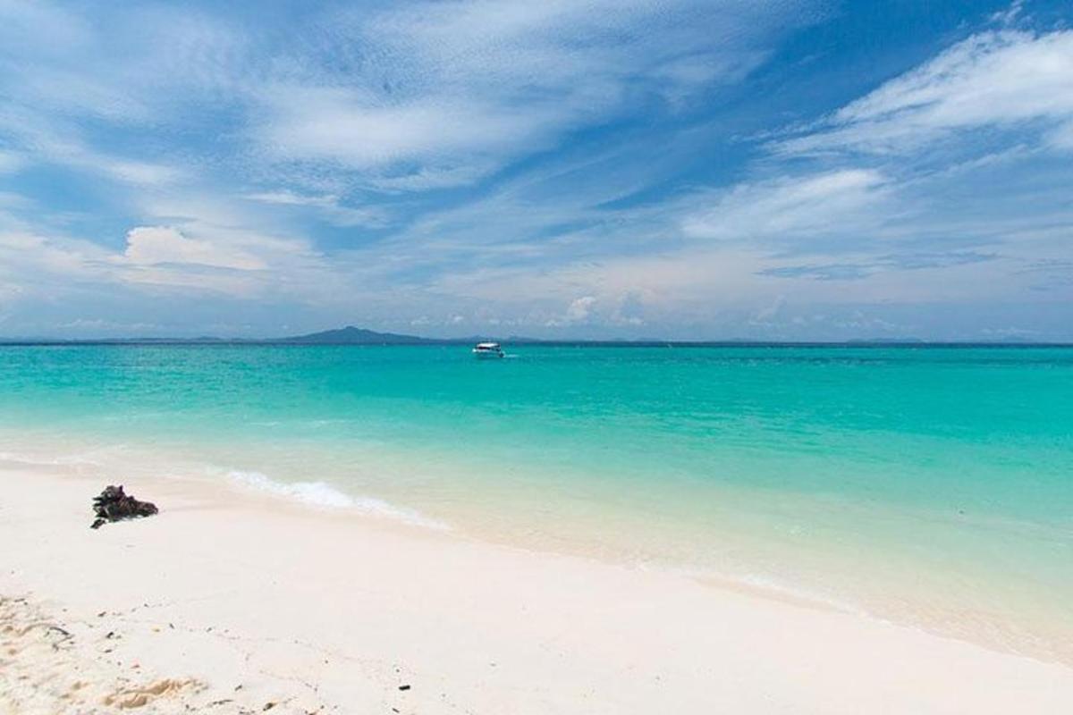 bela plaža z ladjo v oceanu