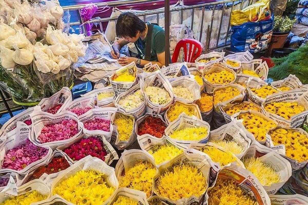 Ein Mann betrachtet eine Auslage mit buntem Obst und Gemüse