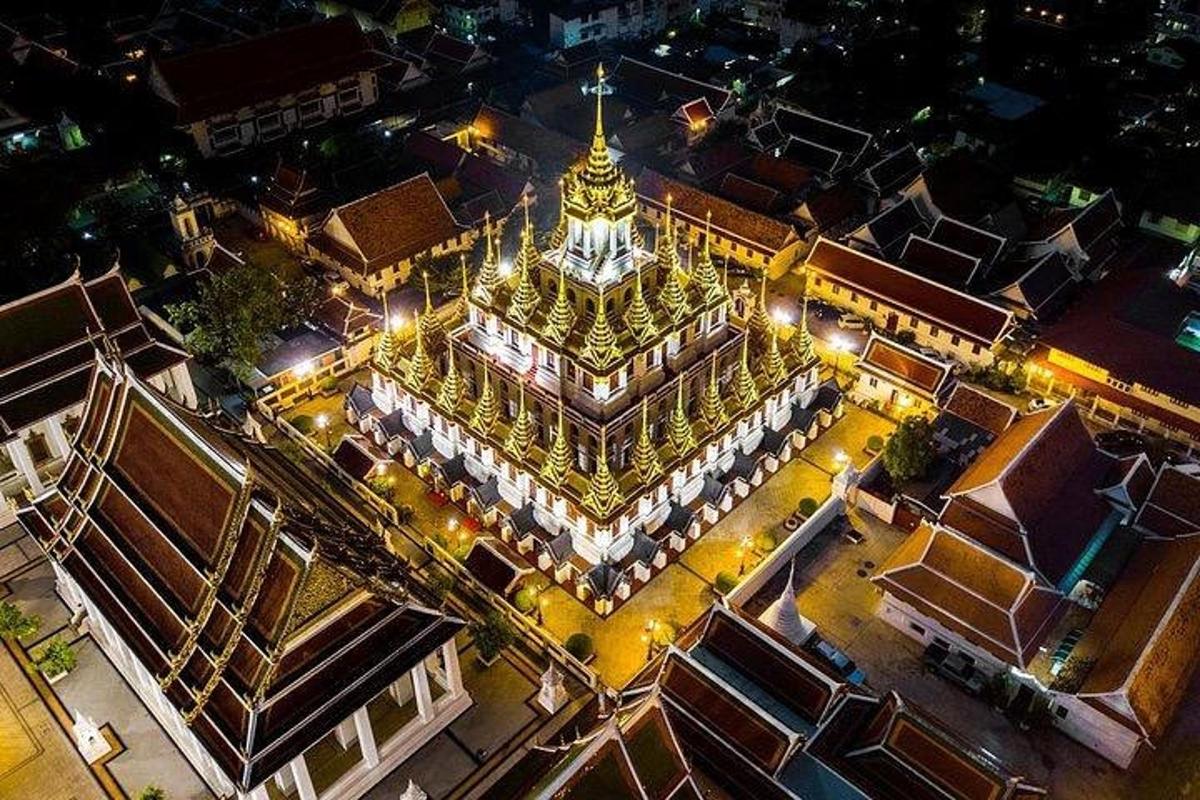 eine Draufsicht auf ein Gebäude bei Nacht
