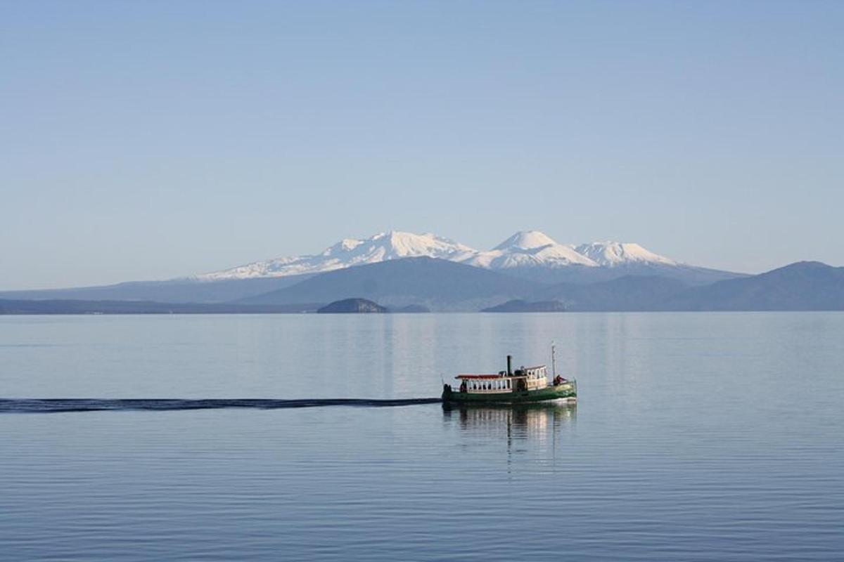 una piccola barca in mezzo a un grande specchio d'acqua