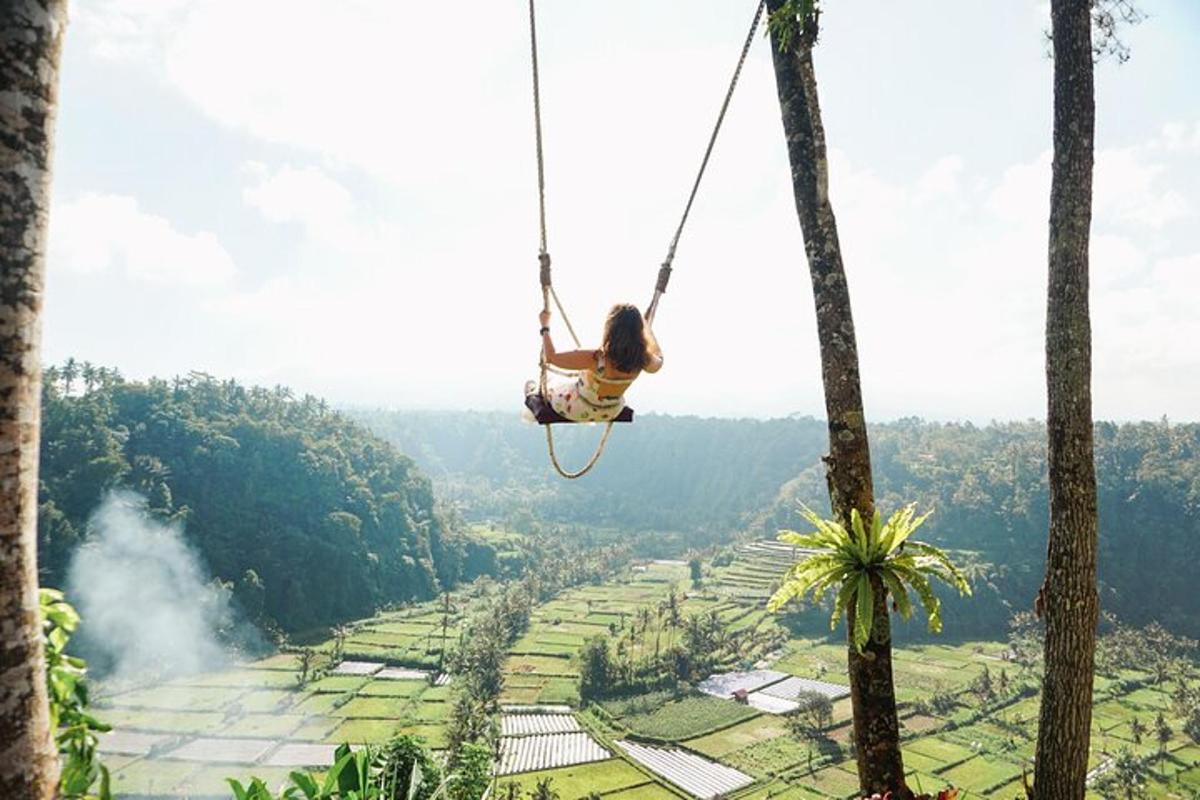 uma menina balançando em um balanço de corda na selva