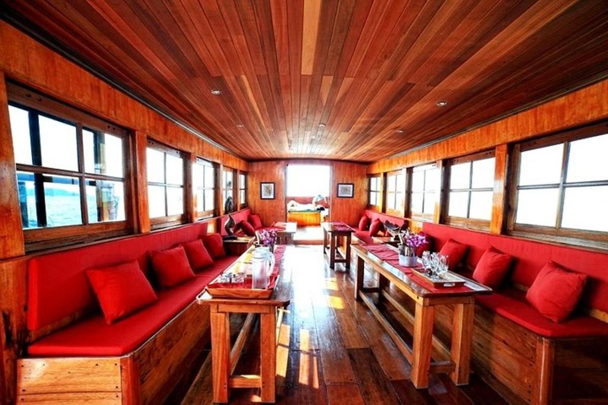 una sala da pranzo con sedie e finestre rosse