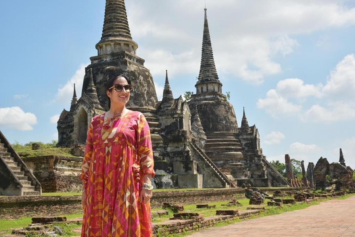 seorang wanita bergaun berdiri di depan kuil