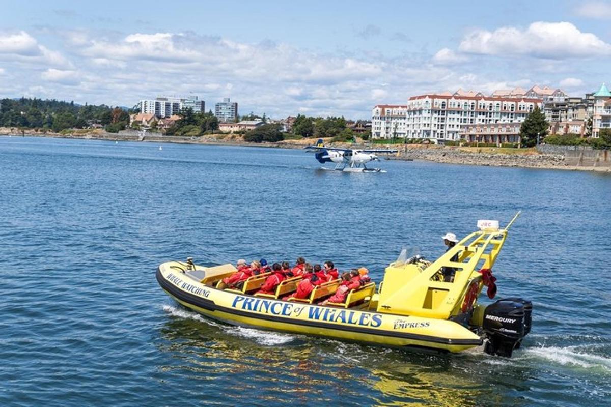 sekelompok orang di perahu kuning di air