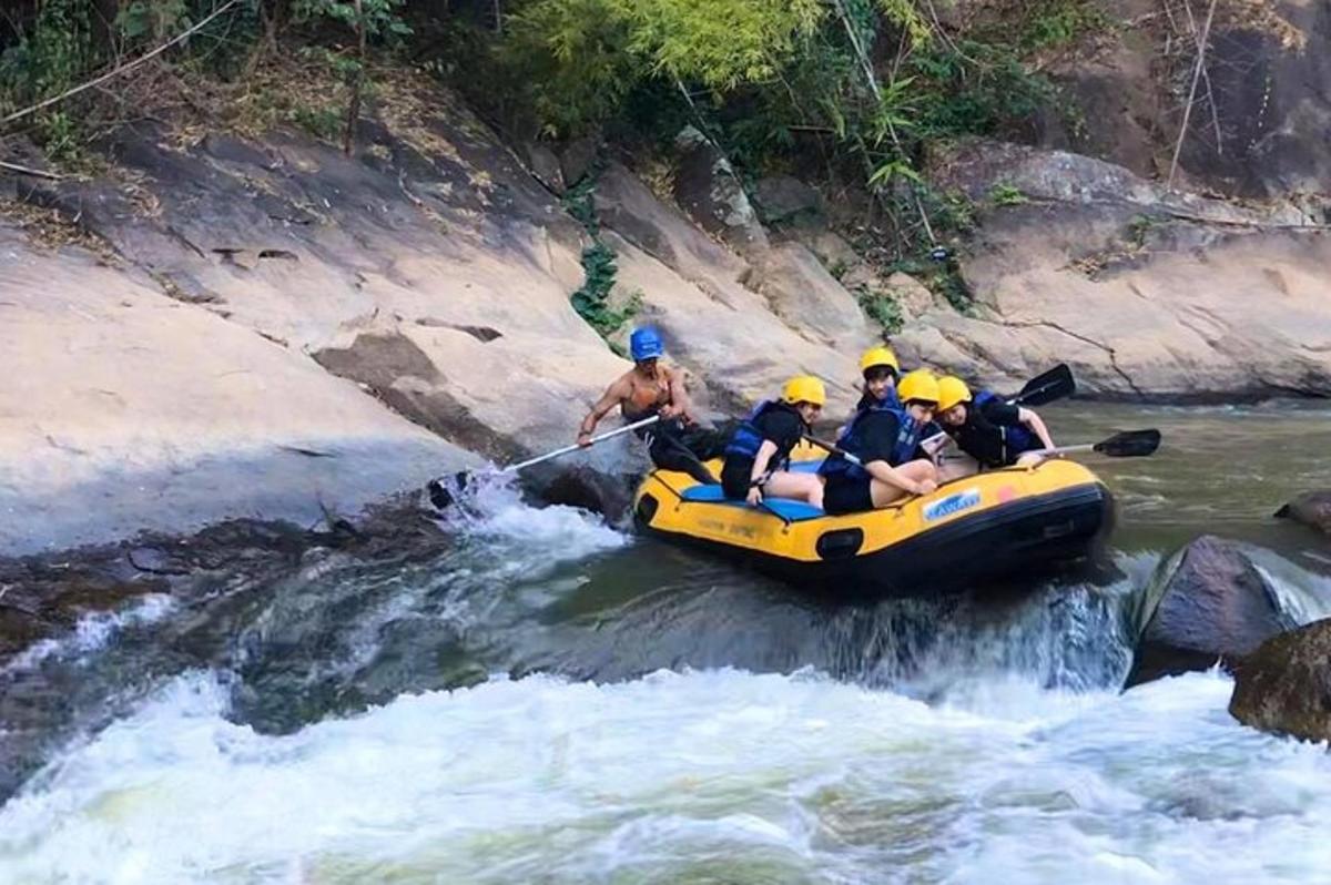 een groep mensen in een vlot op een rivier