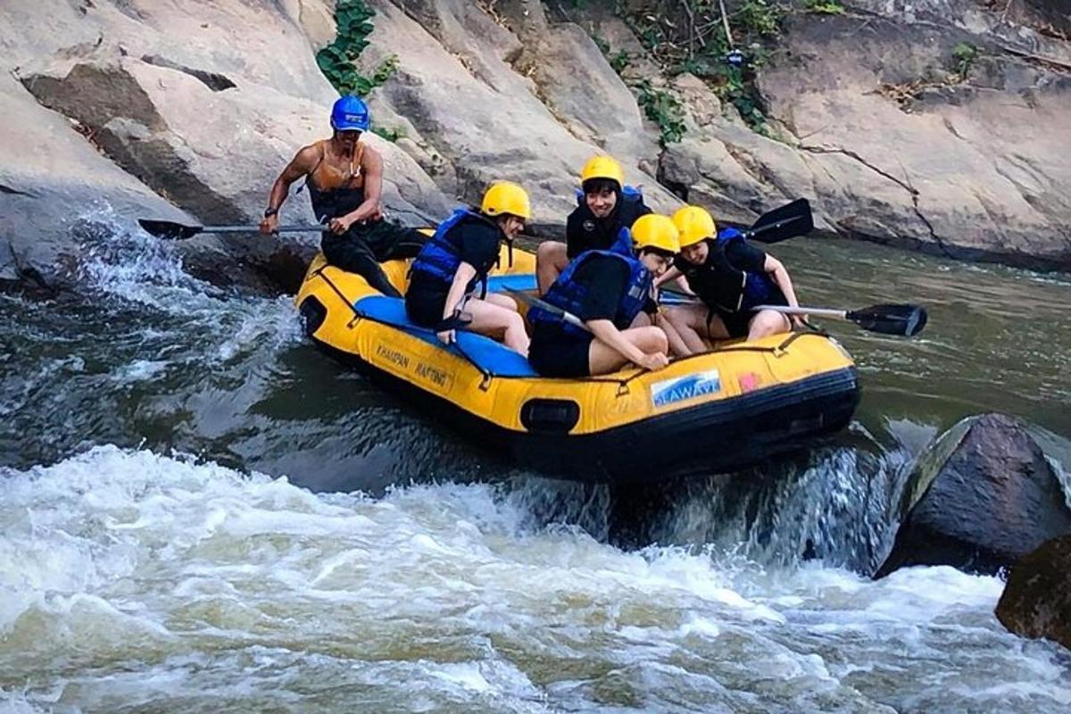 een groep mensen in een vlot op een rivier