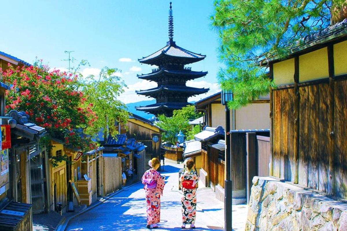 due donne camminano lungo una strada vicino a una pagoda