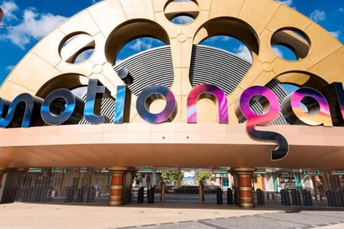 cedule na boční straně budovy s nápisem monopol