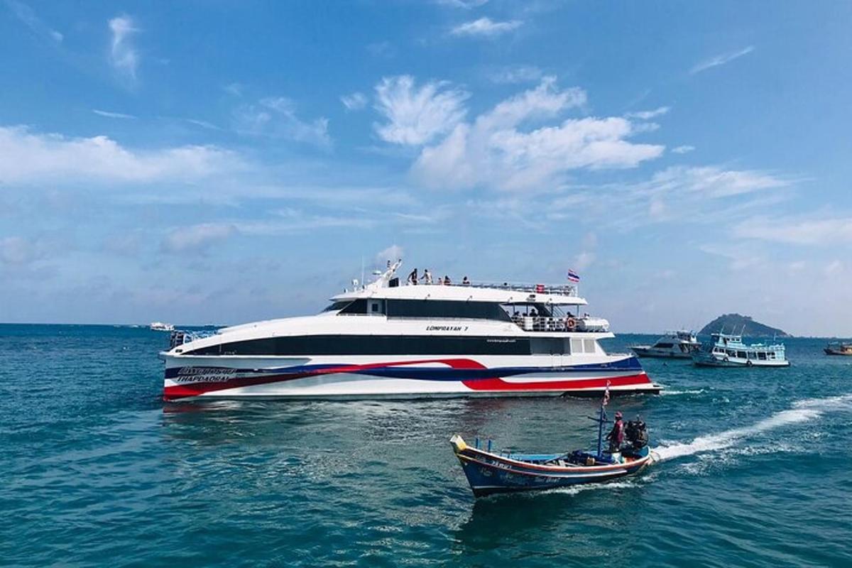 een boot in het water naast een groot schip