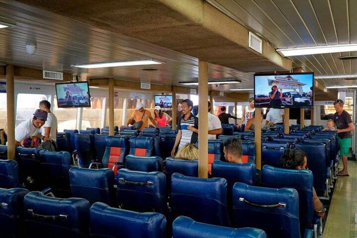 een groep mensen die op een luchthaven zitten