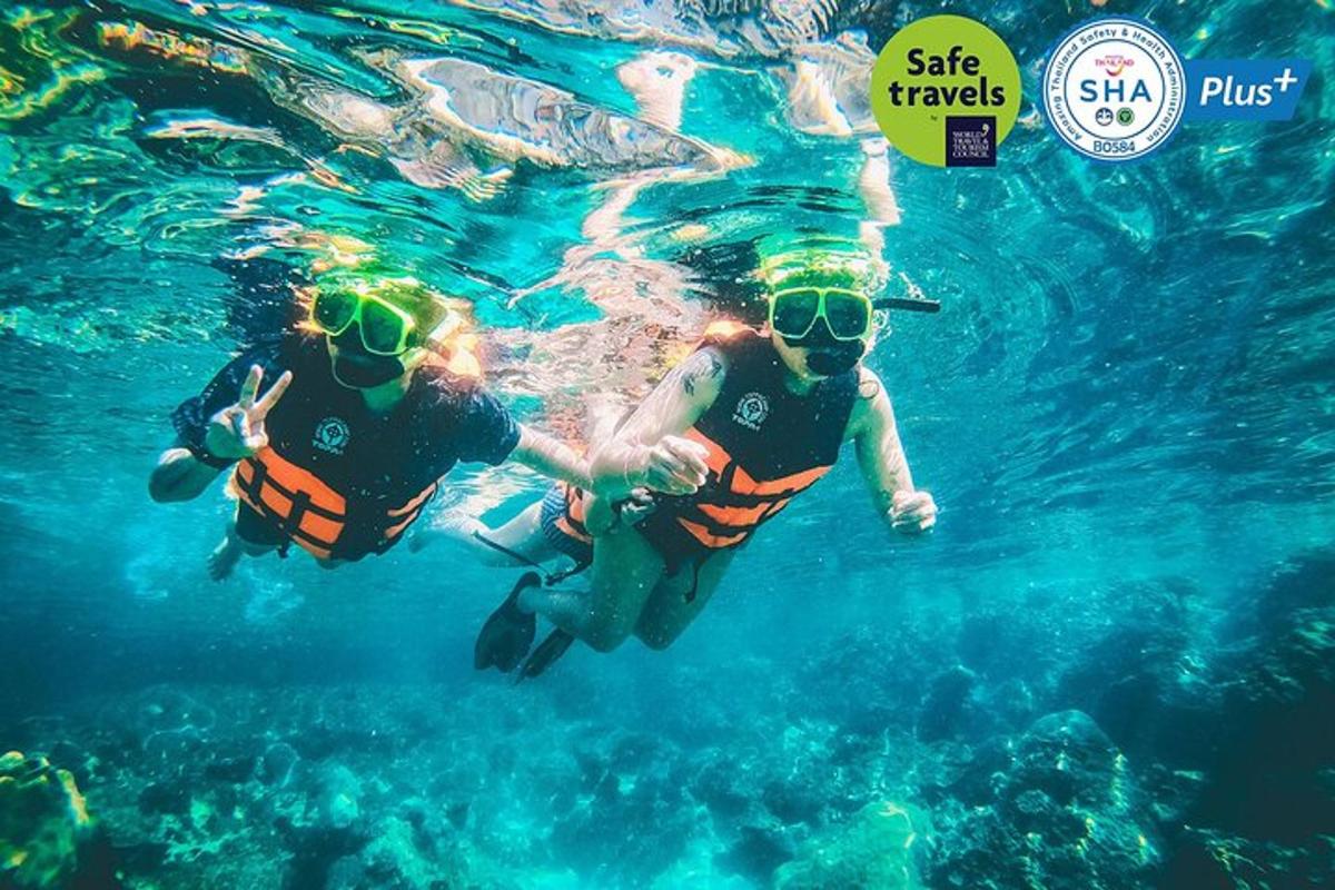 Dos personas están nadando en el agua
