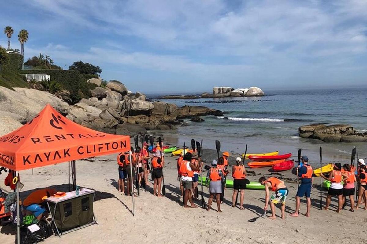 grupa ludzi stojąca na plaży