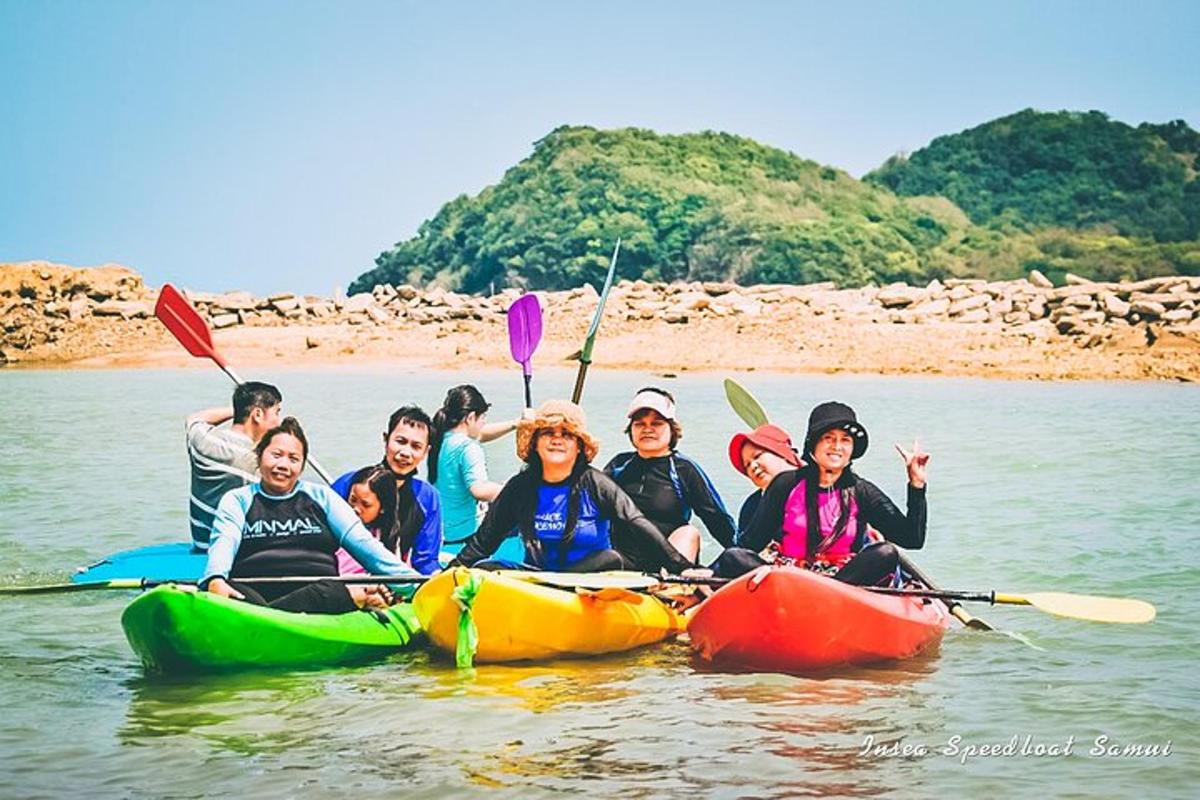 isang grupo ng mga tao sa kayak sa tubig
