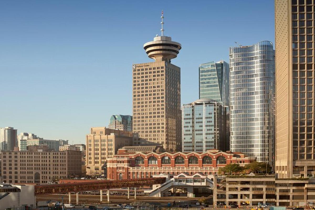 una vista dello skyline di una città con una torre