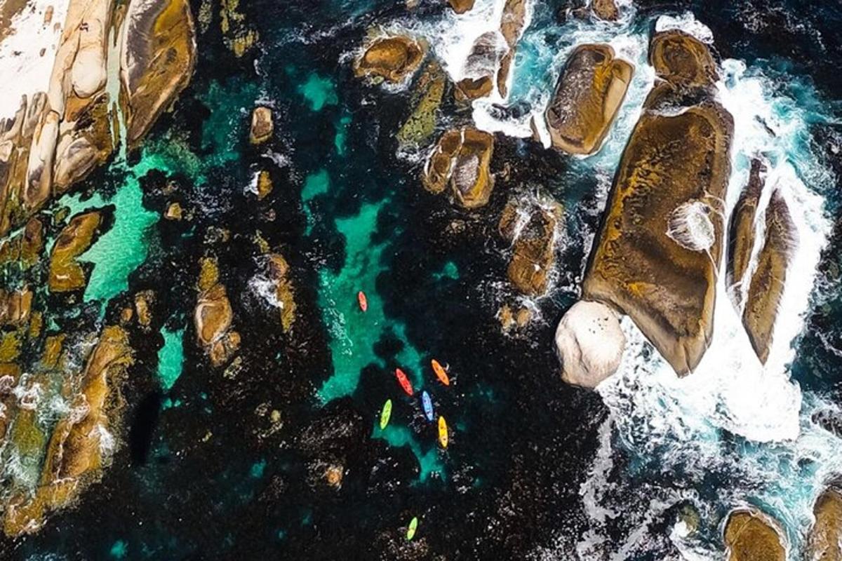 pemandangan udara lautan dengan batu dan air