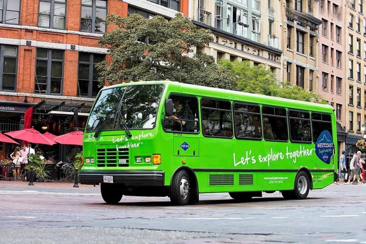 un autobus verde che percorre una strada cittadina