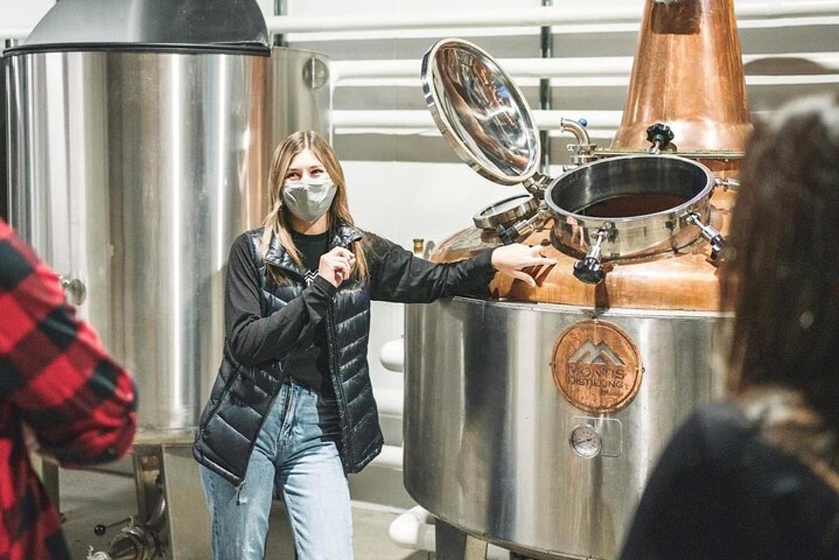 una donna con una maschera in piedi accanto a un barile