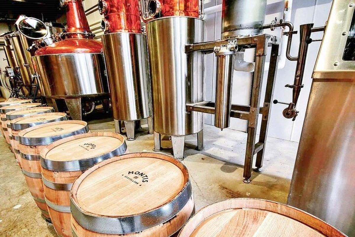 una fila di barili in un birrificio