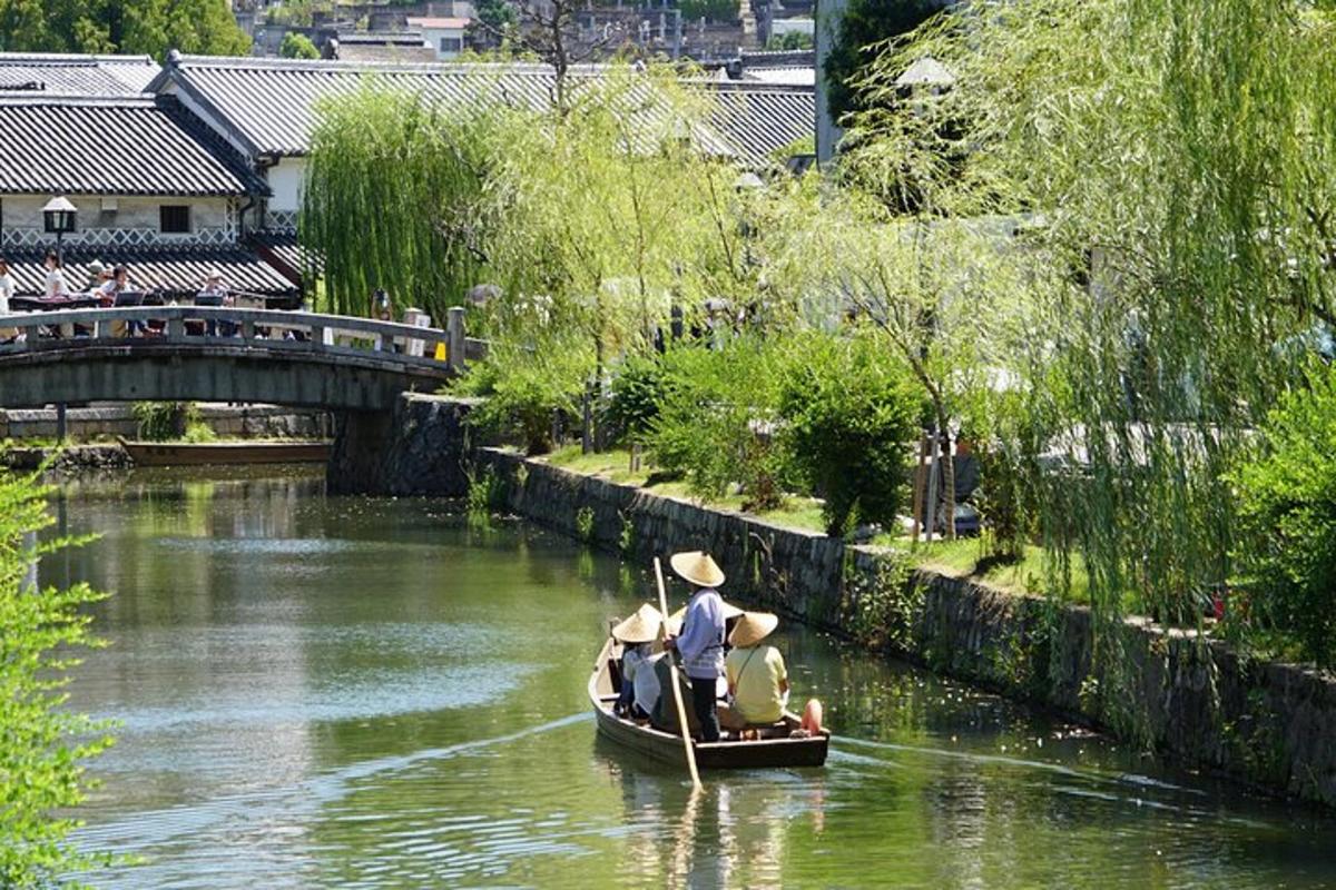กลุ่มคนในเรือบนแม่น้ำ