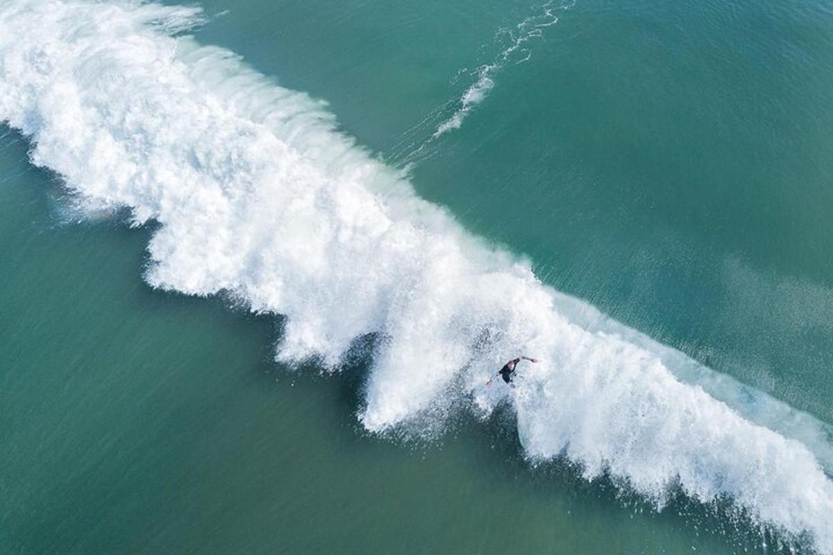 una persona che cavalca un'onda su una tavola da surf nell'oceano
