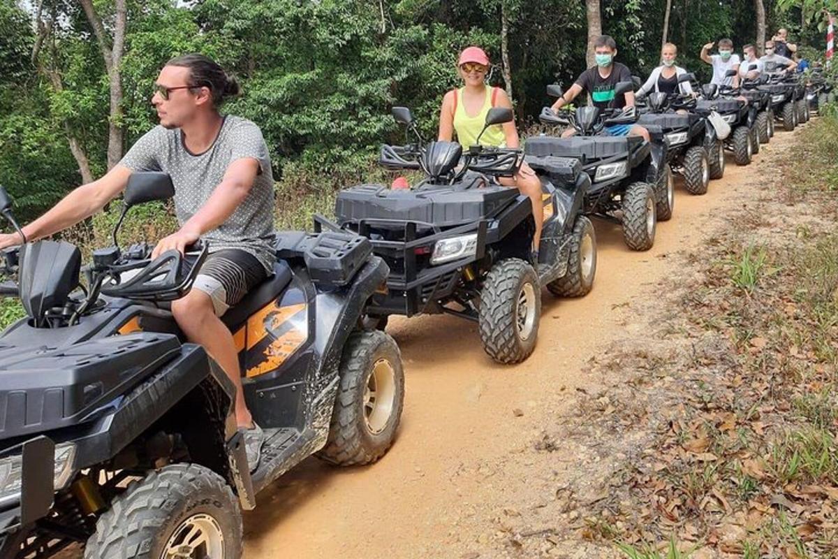 Μια ομάδα ανθρώπων που οδηγούν ATV σε έναν χωματόδρομο