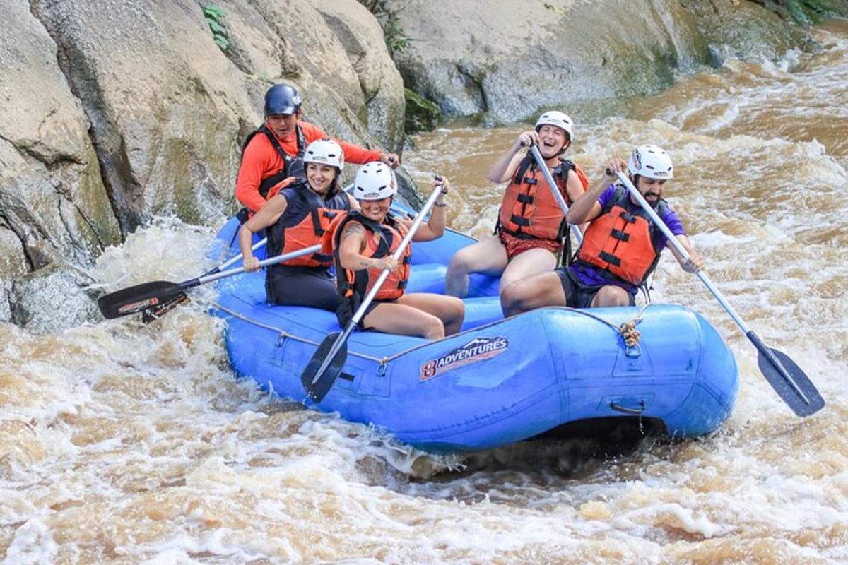 un grup de persones en una bassa en un riu