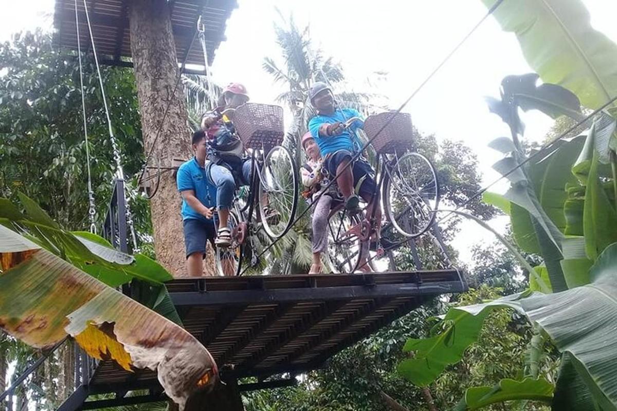Un grupo de personas montando en bicicleta en un puente colgante.