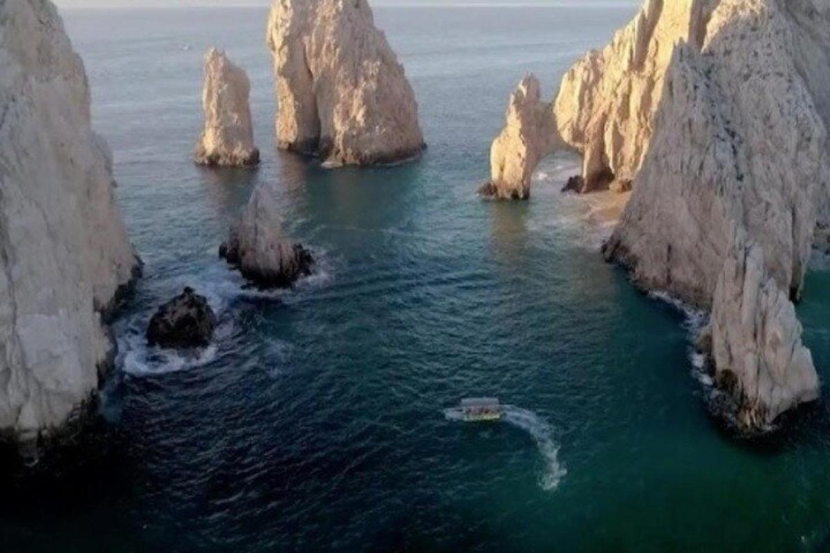 una vista aerea dell'oceano con grandi rocce
