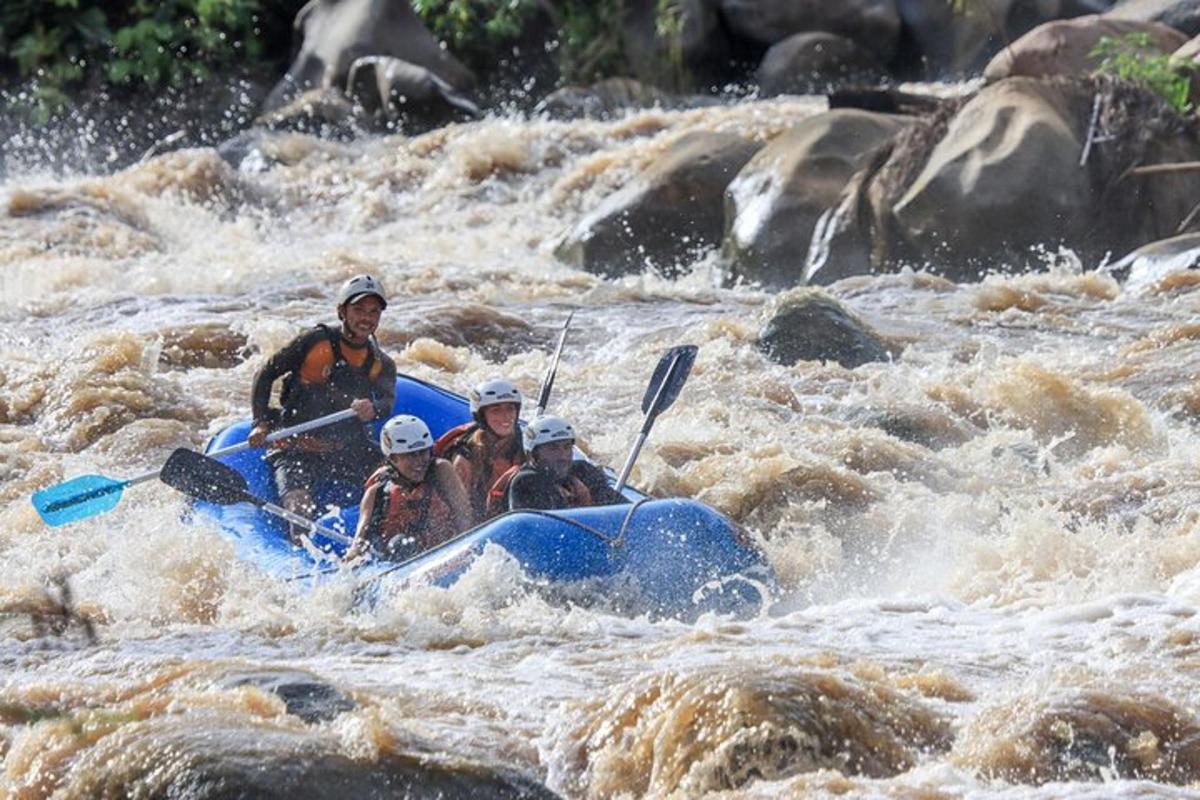 un grupo de personas en una balsa en un río