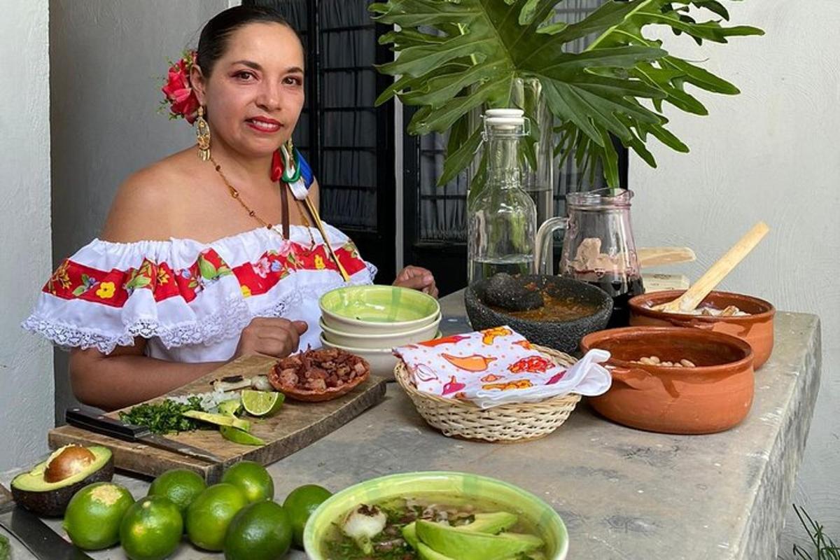 una dona està dreta a una taula amb menjar