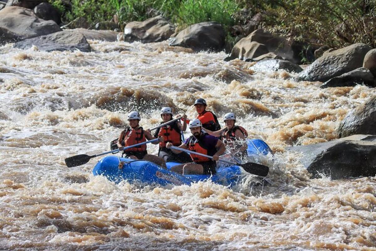 un grupo de personas en una balsa en un río