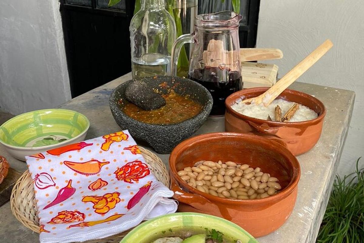 una taula amb bols de menjar sobre una taula