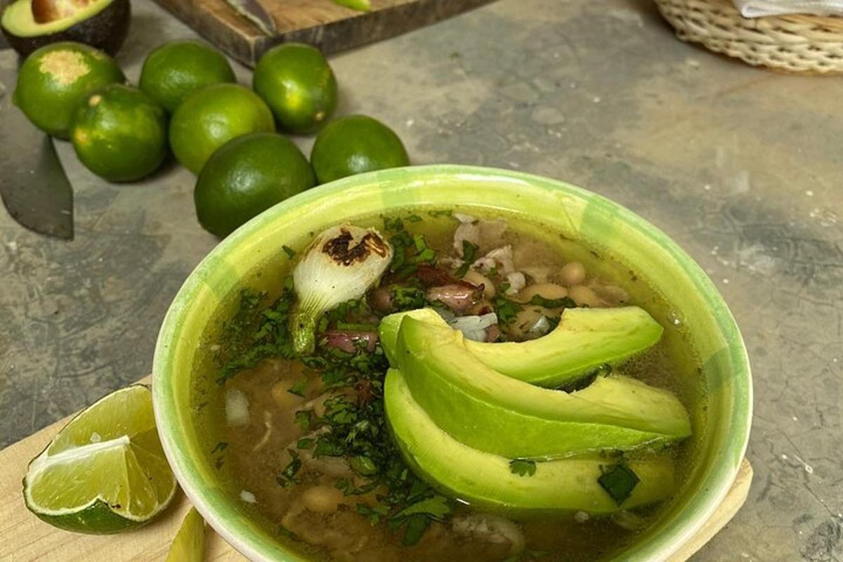 un bol de sopa amb verdures i fruites a la taula