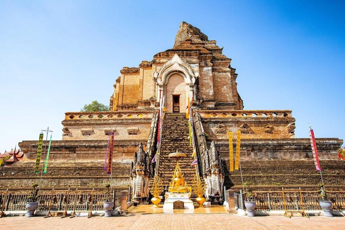 un gran edifici amb escales que hi porten