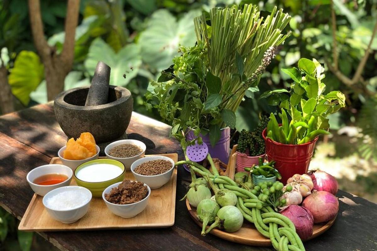 桌子上摆满了蔬菜和其他食材
