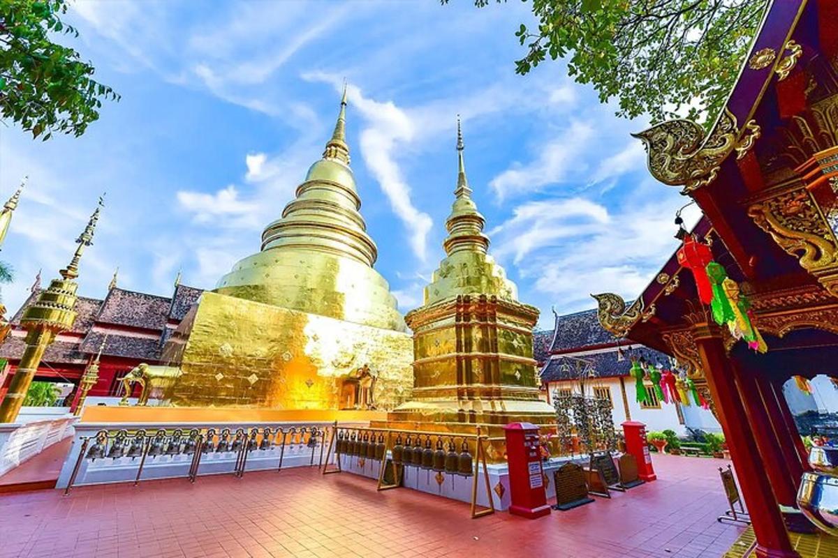 una pagoda in un tempio con uno sfondo di cielo