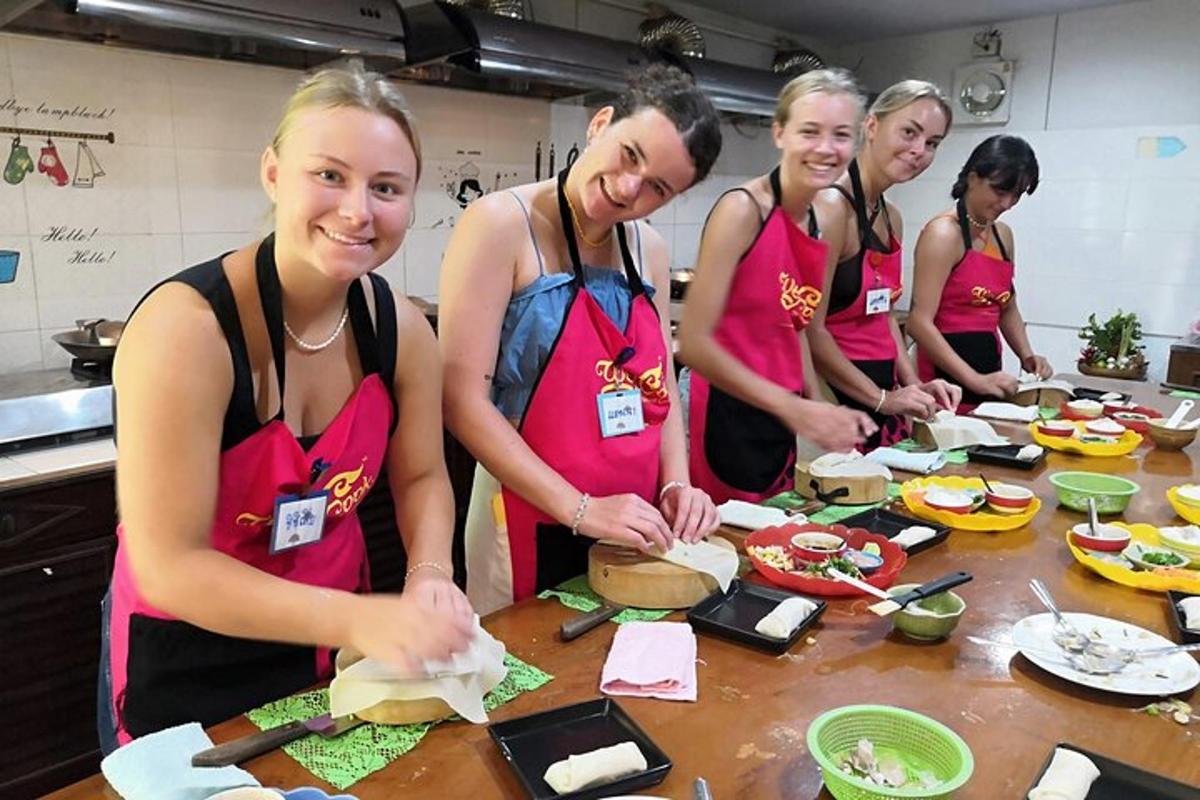 un gruppo di donne in cucina che preparano il cibo