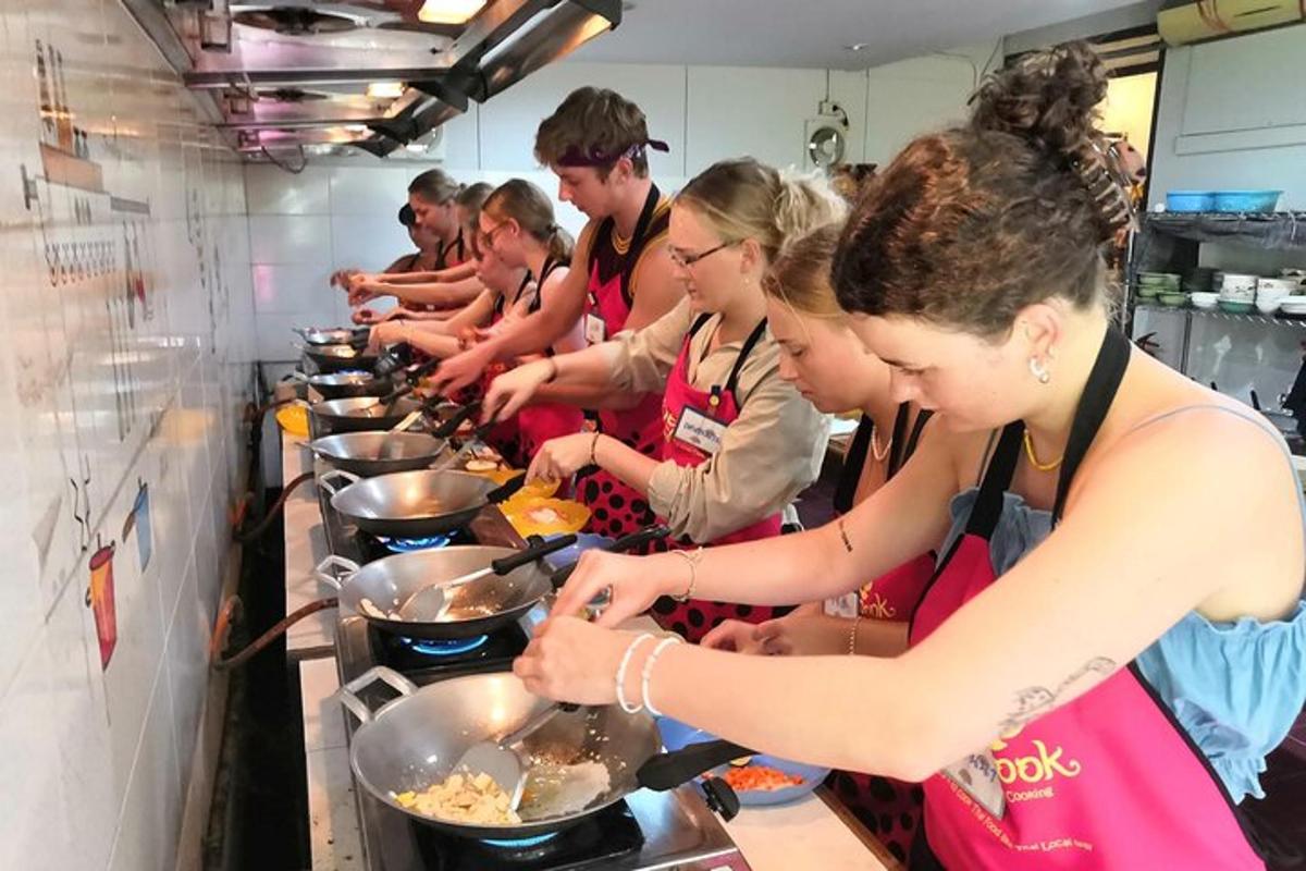 un gruppo di persone che preparano il cibo in una cucina