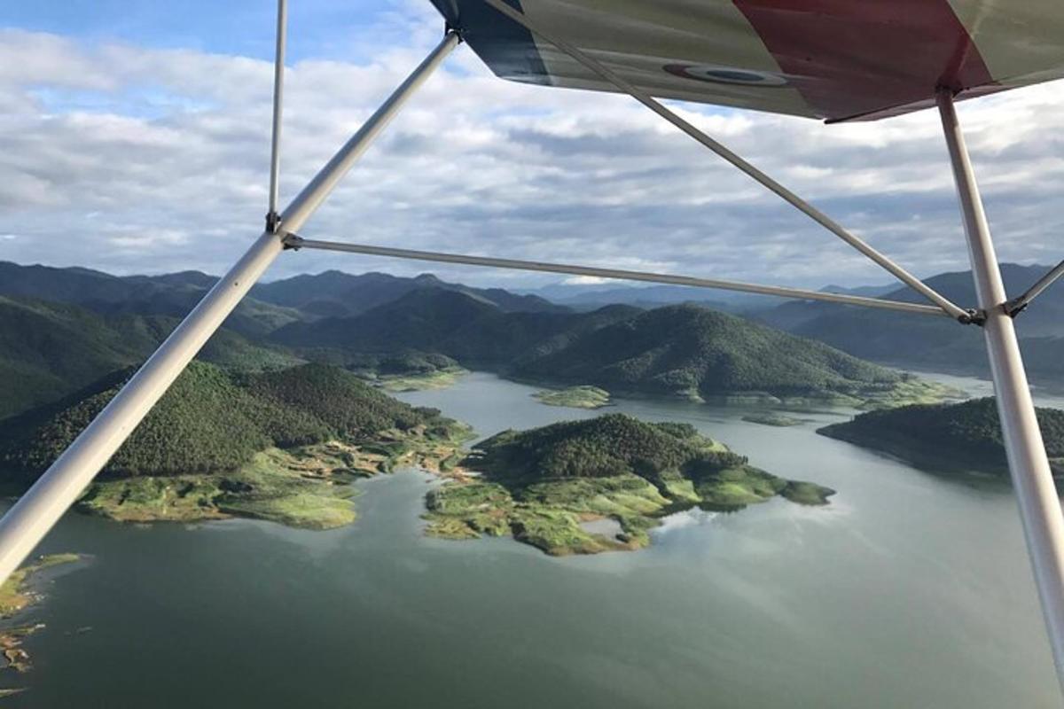 Útsýni úr væng flugvélar sem flýgur yfir stöðuvatn