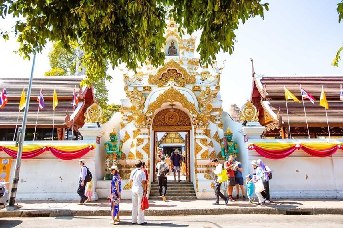 un grup de persones dempeus davant d'un temple