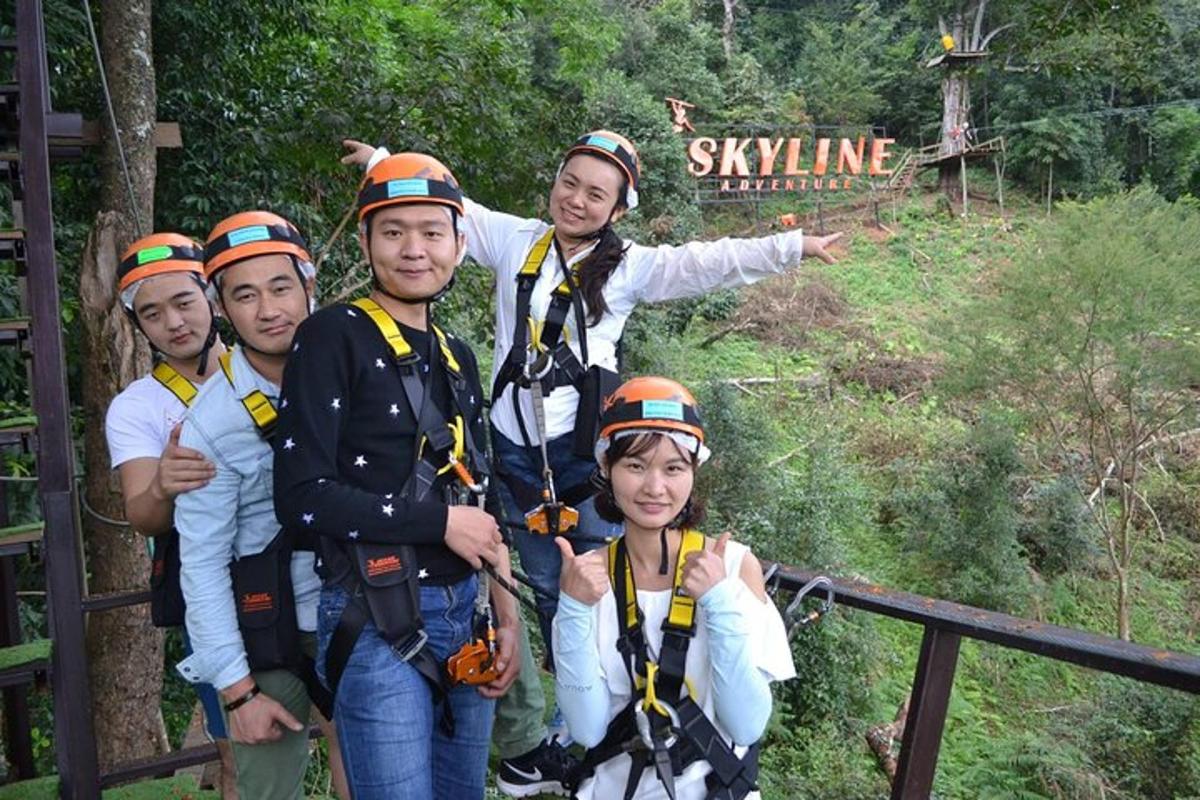 grupė žmonių, pozuojančių nuotraukai ant zipline'o
