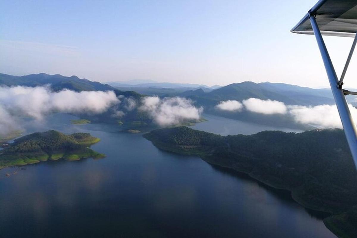 útsýni yfir vatn úr flugvél