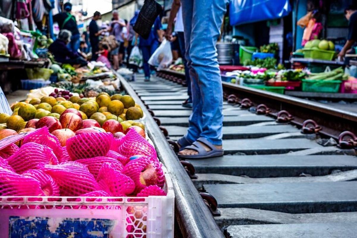 Un mercado con un montón de frutas y verduras.