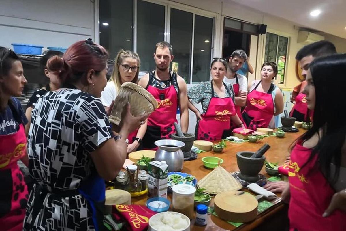 un gruppo di persone in piedi attorno a un tavolo che prepara il cibo