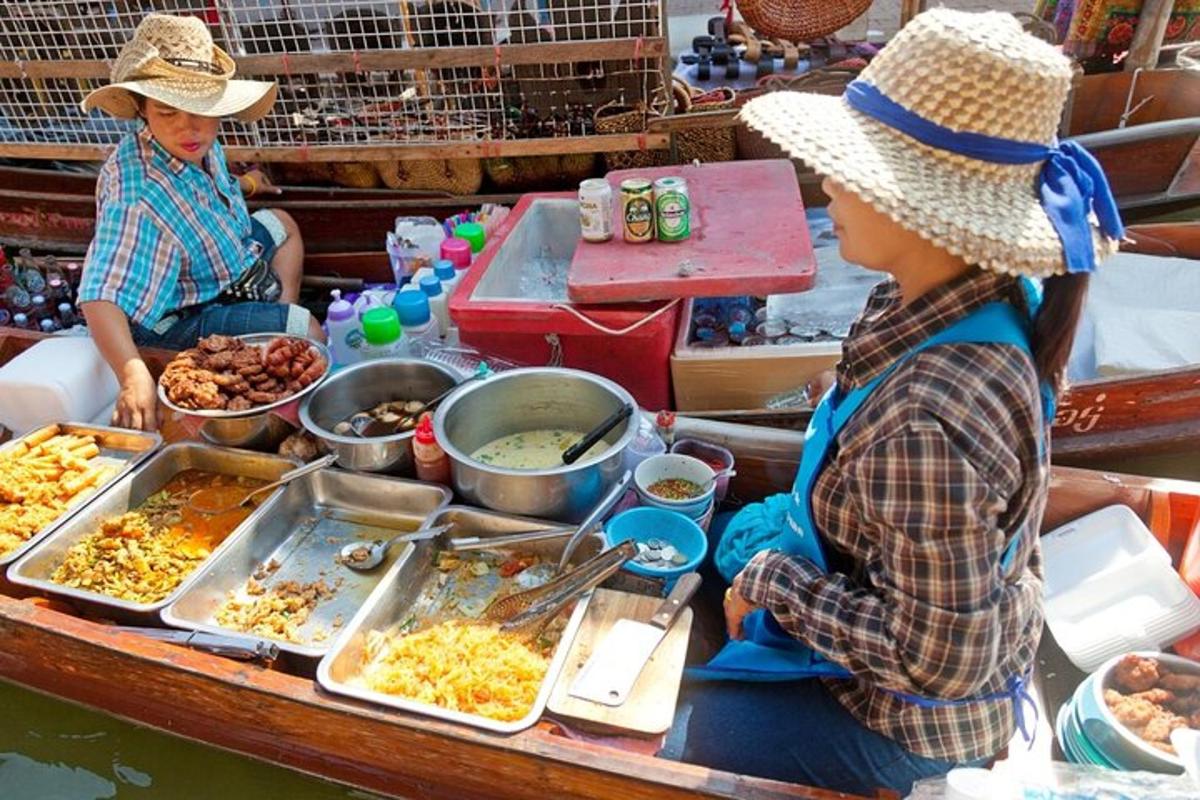 Dos personas en un bote con comida en una mesa.