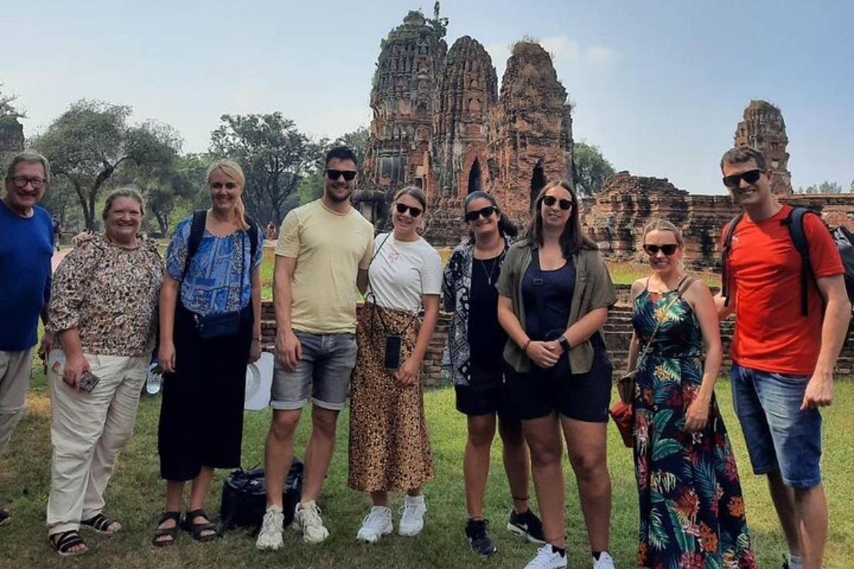 en gruppe mennesker, der står foran et tempel