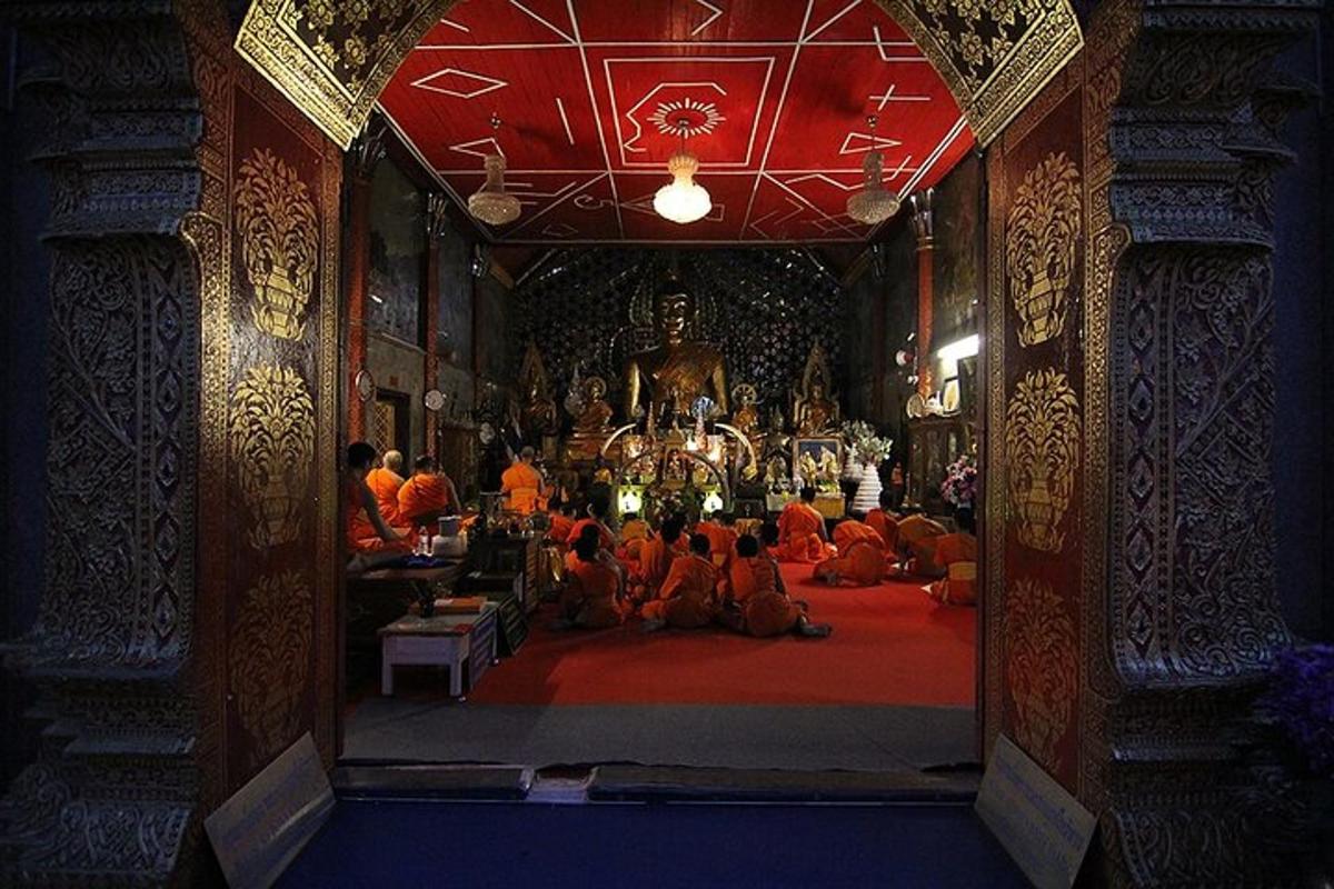 un grupo de monjes sentados en un templo