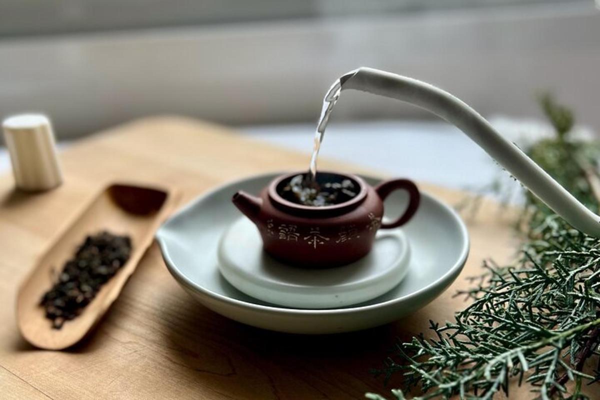 bolli af kaffi á diski á borði