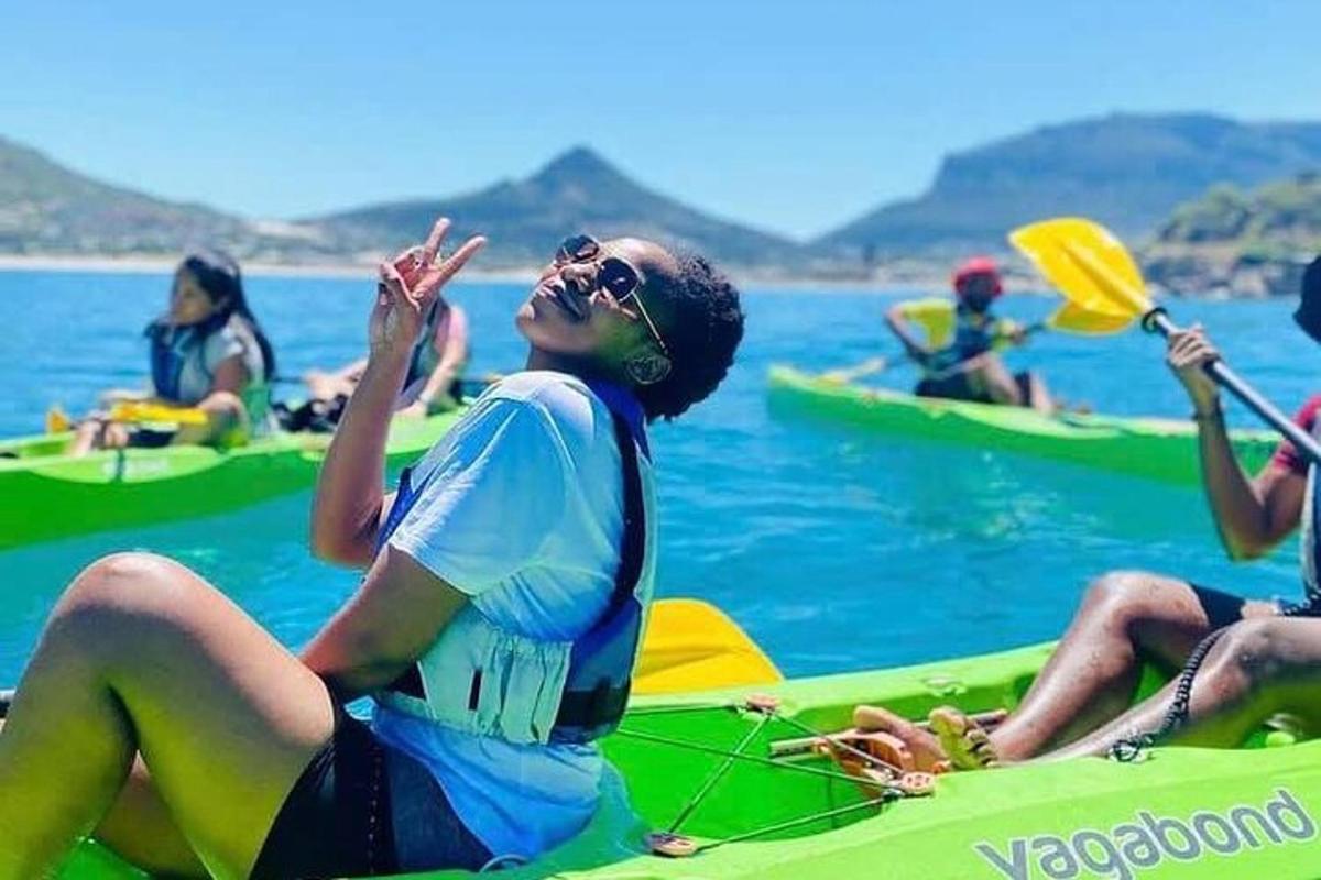 sekumpulan orang duduk di atas kayak di dalam air